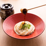 Sanuki Udon Hannyarin - 卓上の仕込み壷から秘伝醤油をお好みでおかけください。「生醤油うどん」