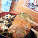 くつろぎ亭ひこべえ  - ヒレカツ持ち上げ