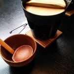 Kutsurogi No Shokutaku Amami - 運ばれた直後の味噌汁の鍋。出汁のみ！