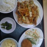 中華食堂 福 - 油淋鶏定食750円でこの量はすごい！。ご飯、スープにメインと、なぜか1品もののコロッケ。