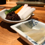 焼き鳥 とりら - 野菜スティック鶏そぼろ、玉葱ピクルス