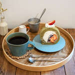 コトリベイク - 抹茶とあんこといちごのロールケーキ、コーヒー