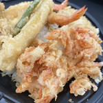 Washoku Sato - エビ×2、桜海老のかき揚げ、ホタルイカ×2、インゲン、レンコン、ヤングコーン、海苔の天ぷらが入っていました