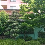 いづ屋 - 駐車場から見たお店