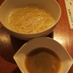 クッキン - トリュフうどんはつけ麺方式です（写真は温・ハーフ）