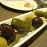 富士屋本店 ワインバー - オリーブとピクルス