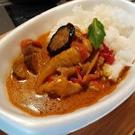 南城市カフェなちゅら - おば～の赤カレー 
おば～の赤カレー(はんだまとドライ野菜等)5辛～
各1.(麹チキン入り)2.(チキンなしビーガンベジカレー)お試し５００円