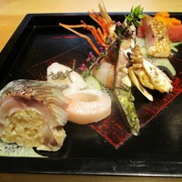 乙味 あさ井 - 本日のお造り：メジマグロの雲丹のせ、カンパチ、アイナメ、ノドグロ、牡丹海老、子持シャコ、平貝、鯖寿し。青ずいきが敷いてあります。　　　　　2020.05.06