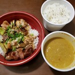 炭焼酒場 ちかっぱ - 左:焼き鳥丼　
            右:スパイシーチキンカレー
            　(ライス小さく見えますが、たっぷり入ってます)