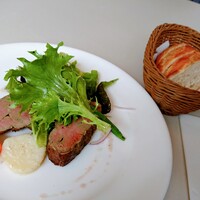 リラダン - 前菜の「豚レバーのスモーク サラダ添え」
