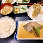 十八番 - ブリ煮と舞茸の天ぷら。¥850。