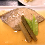 十八番 - ブリ煮と舞茸の天ぷら。¥850。