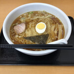 らーめんどんぐり - ワンタンめん、900円。