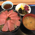 Maguro To Yukkedon To Teishoku Misakiya - まぐろ鉄火丼　990円
                        ご飯大盛　無料
                        漬物　取り放題　無料