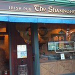 The Shannons' - 山手通り側の入り口