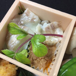 はらまさ - 鯛の刺身、肝醤油をつけて