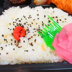 Bentosu - メガ札幌ザンギ弁当　６９０円（税込）のご飯のアップ【２０２０年５月】