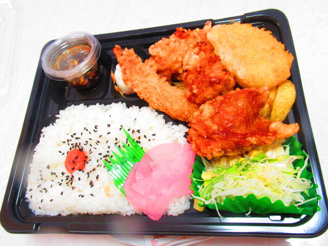 超ボリューミーな メガ札幌ザンギ弁当６９０円 ベントス は 地元札幌のお弁当チェーンのお店 厚別店 は 定食屋甚兵衛 と併設 百貨店の地下には 四季菜ベジコ で出店をしています By 食べ過ぎ太り過ぎ ベントス 厚別店 ひばりが丘 弁当 食べログ