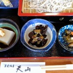 蕎麦酒房　天山 - 蕎麦豆腐黒蜜きな粉、木耳の酢味噌和え、お漬物