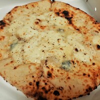 MAKIBI - もっちりミルキーなモッツァレラにクリーミーなマスカルポーネ、独特のクセにハマるゴルゴンゾーラも本格的な風味