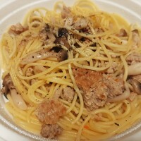 MAKIBI - ゴロッと粗く崩した豚のサルシッチャとキノコが存在感抜群！香味野菜やローズマリーの優しい旨味が詰まった煮込みソースパスタ