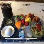 ヒロミ - アイスコーヒーにホットドッグに野菜サラダにフルーツ盛り合わせに玉子に豆菓子付きのモーニングセット500円！
