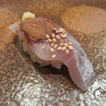 天寿し - 鯵に粉醤油と生姜とゴマ