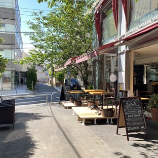 1 minute walk from Roppongi! There is an ``open terrace'' in the ``private room'' with a total of 80 seats.