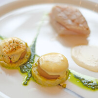 フィリップ・ミル 東京 - ランチコース 4514円 の旬の鮮魚とじゃが芋のグリエ ポアローのエチュベ 燻製香るサヴァイヨンソース