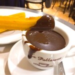 Granja La Pallaresa - チュロスにチョコレートつけていただきます