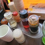 台湾料理 龍府 - 油まみれの調味料たち〰️❗(　>д<)､;'.･