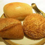 アピシウス - 胡麻のパン、オリーブのパン