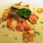 アピシウス - オマール海老のポッシェ　雲丹とシャンパ＾ニュ風味のア・ラ・クレーム