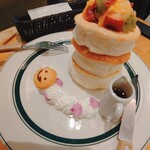 カフェ＆パンケーキ gram - プレミアムスマイルパンケーキ(上からプレーン・板チョコ＆生クリーム・エッグベネディクト風)