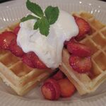 森の中の朝食とカフェの店　キャボットコーヴ - いちごたっぷりのワッフル 朝食サイズ 季節限定