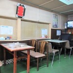 銀水食堂 - テーブル席が５つ