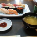 Tomizushi - 中寿司、味噌汁付き。
