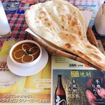 インド料理 レカリ - 全景　ナン大きめ