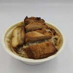 セブンイレブン - 豚ラーメン(炙り焼きチキンを乗せた物)