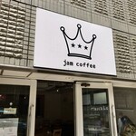 Jam coffee - 王冠ロゴのサインと白くクリーンな店内が印象的な店