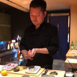 焼き鳥 とりら - 握る店主