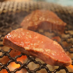 ホルモン青木 - 焼いてる牛ハツ