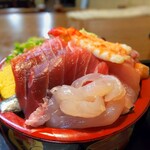 智寿司 - チラシ。御飯少々多め、いよいよキツくなってきたね。手前右側のヒモ状のお魚わかりませんでした。お訊きすりゃよかったな。