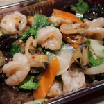 福建家庭料理 旬の香 - 【夜のお持ち帰り】　自家製・毛湯の 奥深い旨みを活かした塩味だから、 これらの素材の風味が次々に語りだす「海鮮三種と彩り野菜の香り炒め」