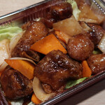 福建家庭料理 旬の香 - 【夜のお持ち帰り】　雄々しい食感の中に、 グイグイと押し寄せてくる濃厚な旨み！ 気高く、甘酸っぱい香りの「福建式スペアリブの黒酢炒め」