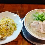 秀ちゃんラーメン - ラーメン＋半チャーハン