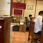 Yokohama Hanten - 店内写真　マスクして注文の品を待つネージャンさん
      
      が写っている。この時期は特に一緒の席じゃなくても
      
      全く構わない。　1人でカウンターの方が安心。