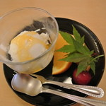 ひさご - デザート…アイスとフルーツの盛り合わせ