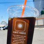 kafefadhi - アイスコーヒー。青い空に海、工業地帯の音、癒されます。