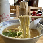 松村食堂 - 細めストレート麺です。